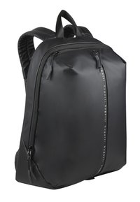 Zaino nero con una superficie liscia e opaca, dotato di una cerniera centrale, spallacci imbottiti e un dettaglio con logo in verticale lungo il lato.