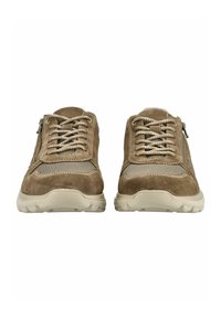 Een paar bruine sneakers van suède en mesh met veters en ritsen aan de zijkant, gezien van voren tegen een witte achtergrond.