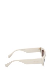 Beige aurinkolasit paksulla kehykset, sileällä pinnalla ja sävytetyillä linsseillä. Kultasävyiset yksityiskohdat saranoissa, minimalistinen muotoilu.