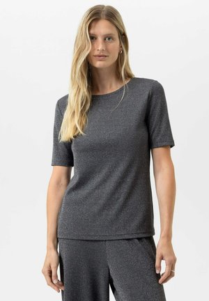 Graues kurzärmliges Shirt aus strukturiertem Stoff, mit Rundhalsausschnitt und lockerer Passform, kombiniert mit passenden Hosen.