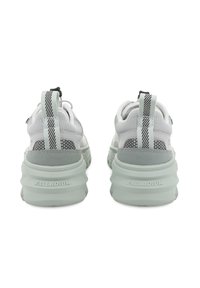 Λευκά και γκρι αθλητικά παπούτσια με υφαντό διχτυωτό επάνω μέρος, επενδεδυμένο γιακά και χοντρή σόλα σε μέντα πράσινο χρώμα με έντονες αυλακώσεις.