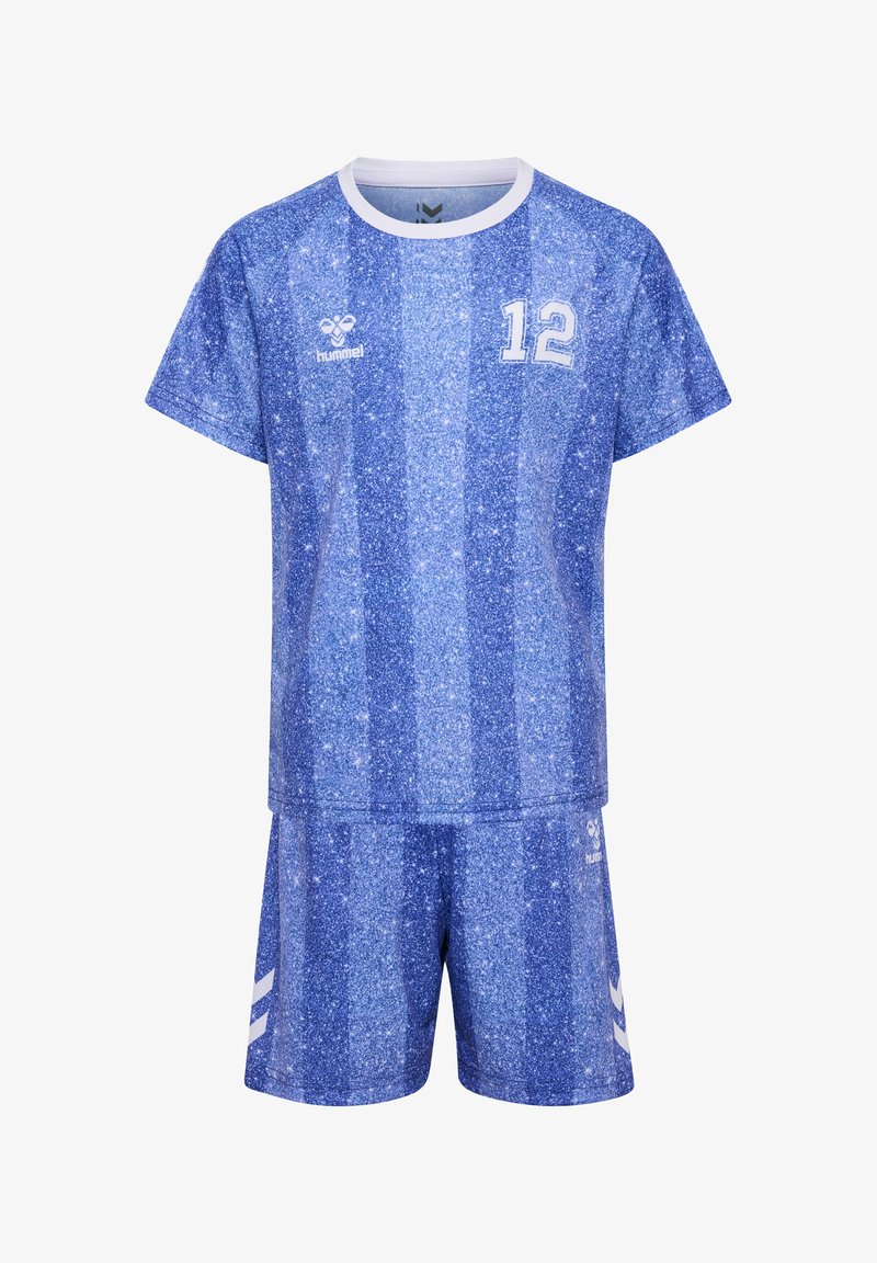 Blaues Sporttrikot und Shorts-Set mit weißer Nummer 12, weißem Rand und dezentem vertikalem Streifenmuster, gebrandet mit Hummel-Logos.