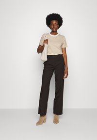 Selected Femme T-shirt estampada - tannin