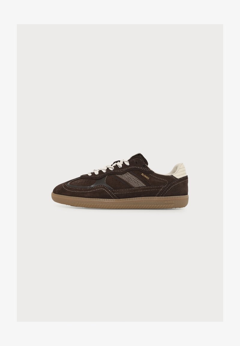 Baskets en daim marron foncé avec lacets blancs, languette de talon beige, semelle en gomme et petit logo "Alohas" sur le côté.