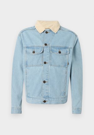 Giacca di jeans azzurro chiaro con colletto in velluto a coste beige, chiusura frontale con bottoni e due tasche sul petto con bottone.