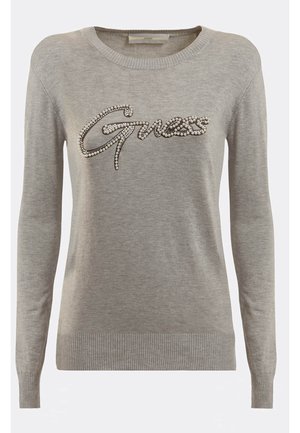 Hellgrauer, langärmliger Strickpullover mit gerippten Bündchen und Saum, mit dem "Guess"-Logo, das sich aus perlenartigen Verzierungen über die Brust erstreckt.