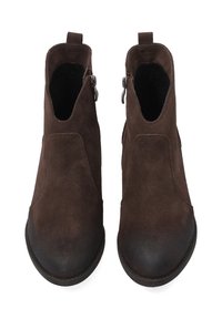 Hnědé semišové kotníkové boty se bočními zipy, strukturovaným svrškem, zaoblenou špičkou a hladkým černým koženým zakončením. Paralelní výřezy na bocích.
