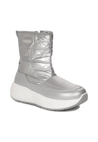 Srebrny, wyściełany botek za kostkę z gładką, skórzopodobną cholewką, wyposażony w białą, masywną podeszwę oraz teksturowane akcenty na obcasie.