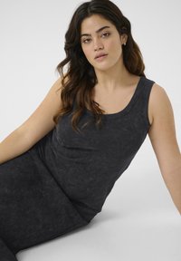 Sort, ærmeløs tanktop med rund halsudskæring; lavet af ribbet stof, som viser et subtilt strukturmønster. Blødt og tætsiddende design.