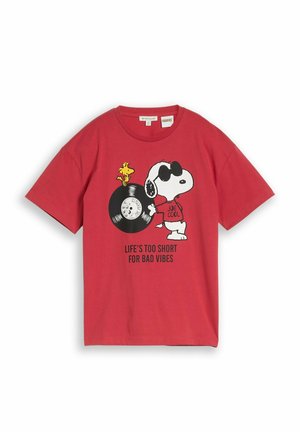 T-shirt rouge à manches courtes avec Snoopy portant des lunettes de soleil et tenant un disque vinyle, Woodstock perché sur le disque, le texte indique "Life's too short for bad vibes."