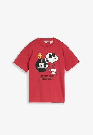 Rotes T-Shirt mit kurzen Ärmeln, auf dem Snoopy eine Sonnenbrille trägt und eine Schallplatte hält, Woodstock sitzt auf der Platte, Text lautet "Life's too short for bad vibes."