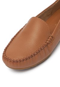 Brązowy skórzany loafers z zaokrąglonym czubkiem, wyraźnymi detalami szycia wzdłuż krawędzi oraz gładką, teksturowaną powierzchnią.