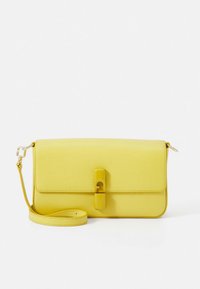 Gul lædertaske med tværrem, tekstureret finish, magnetlukning og aftagelig rem. Har en rektangulær form og afrundede detaljer.
