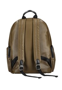 Mochila verde oliva con superficie acolchada y texturizada. Cuenta con correas y detalles en negro, dos bolsillos laterales y un asa de transporte en la parte superior.