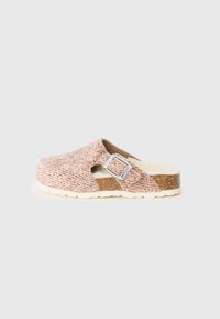 Rosa texturerad klack med en justerbar silverfärgade spänne, korkfotbädd och krämfärgad gummisula, med öppen häl och sidogap.
