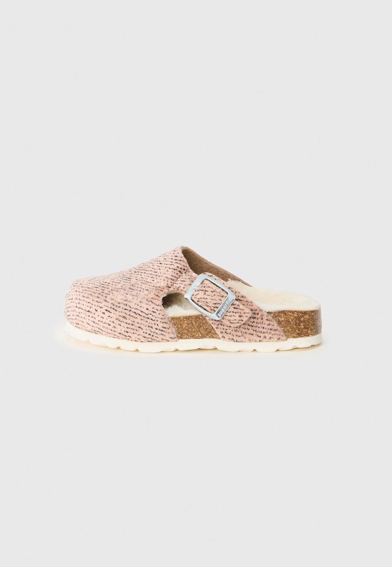 Rosa texturerad klack med en justerbar silverfärgade spänne, korkfotbädd och krämfärgad gummisula, med öppen häl och sidogap.