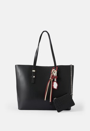 Borsa tote in pelle nera con due manici lunghi, caratterizzata da frange decorative multicolore e una piccola pochette con zip texturizzata attaccata.