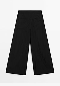 Pantalon noir large et court avec poches arrière, confectionné en tissu léger, présenté à plat sur fond blanc.
