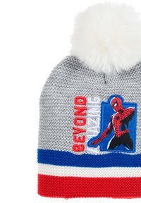 Bonnet tricoté gris avec un pompon blanc, présentant une bande rayée rouge et bleue, et un graphique brodé de Spider-Man avec "AU-DELÀ DE L'ÉPOUSTOUFLANT."
