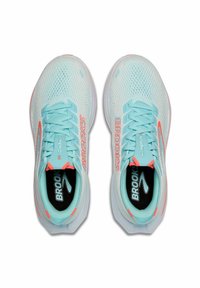 Scarpe da corsa azzurro chiaro con tomaia in rete, presentano dettagli rosa, lacci piatti e il marchio 'BROOKS' sul lato. Design a profilo basso.