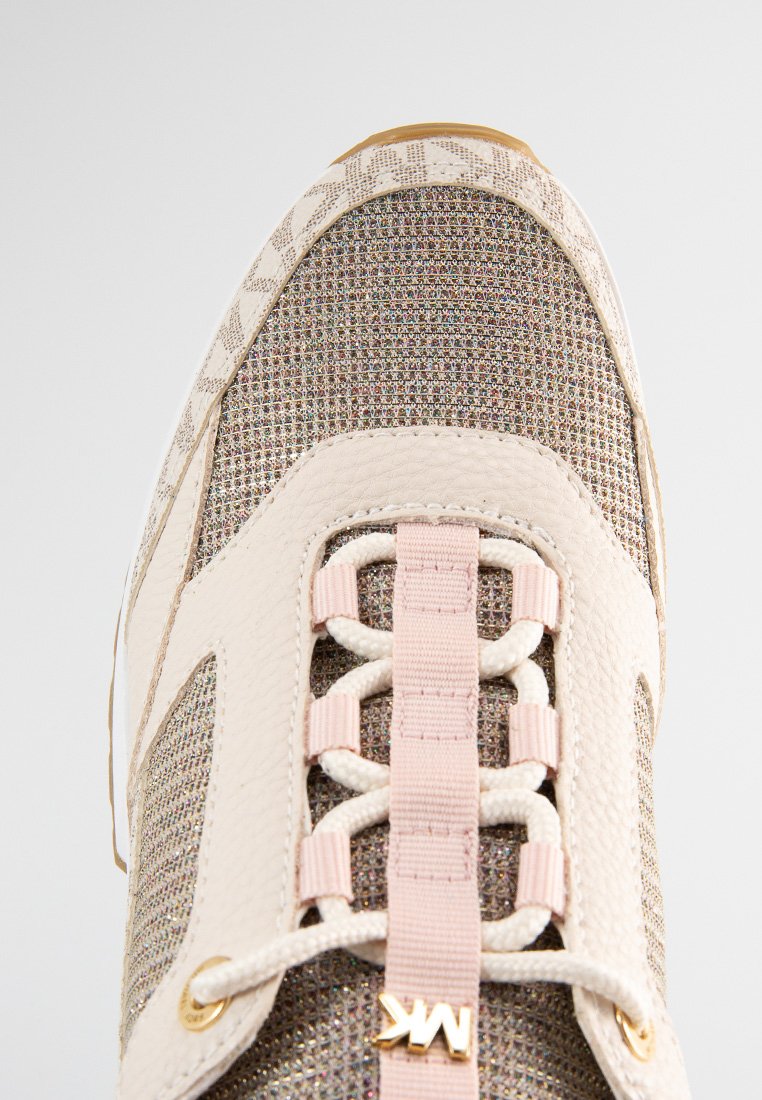 Sneaker mit einem pinken und beige gewebten Mesh-Obermaterial, strukturierten, hellbeigen Lederakzenten, elastischen Schnürsenkeln und einem goldenen Logo-Detail.