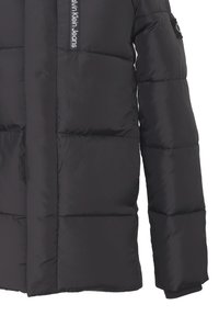 Giacca a vento nera con esterno lucido, caratterizzata da pannelli trapuntati orizzontali e una tasca con zip sul petto con il marchio "Calvin Klein Jeans".
