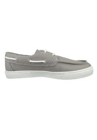 Zapatillas de barco de lona gris con cordones blancos, que cuentan con ojales de metal, una suela blanca texturizada y un diseño de punta redondeada.