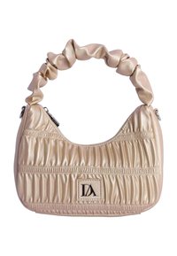 Bolso acolchado de color beige metálico con un diseño fruncido, un asa arrugada y un parche con el logo en la parte frontal. Detalle de cierre con cremallera plateada.