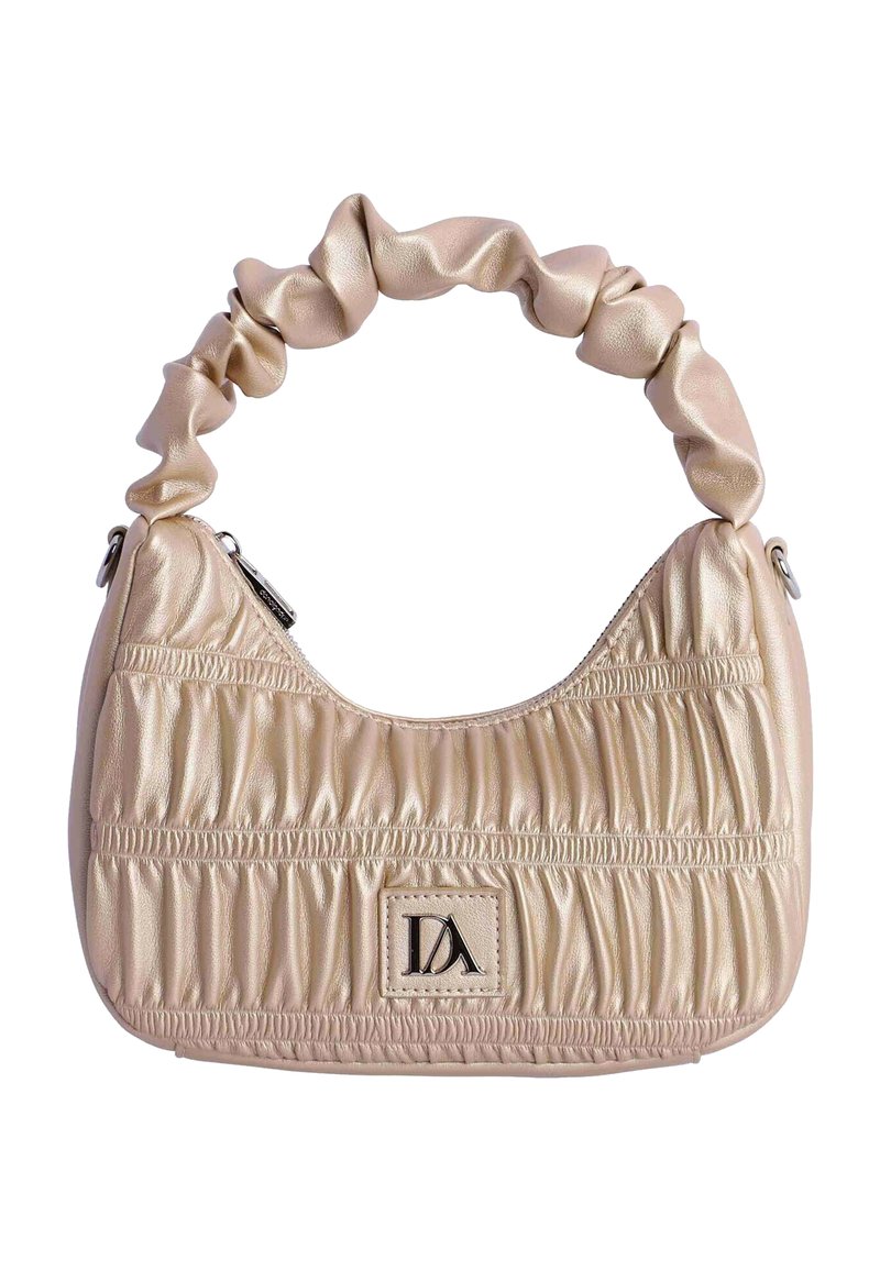Bolso acolchado de color beige metálico con un diseño fruncido, un asa arrugada y un parche con el logo en la parte frontal. Detalle de cierre con cremallera plateada.