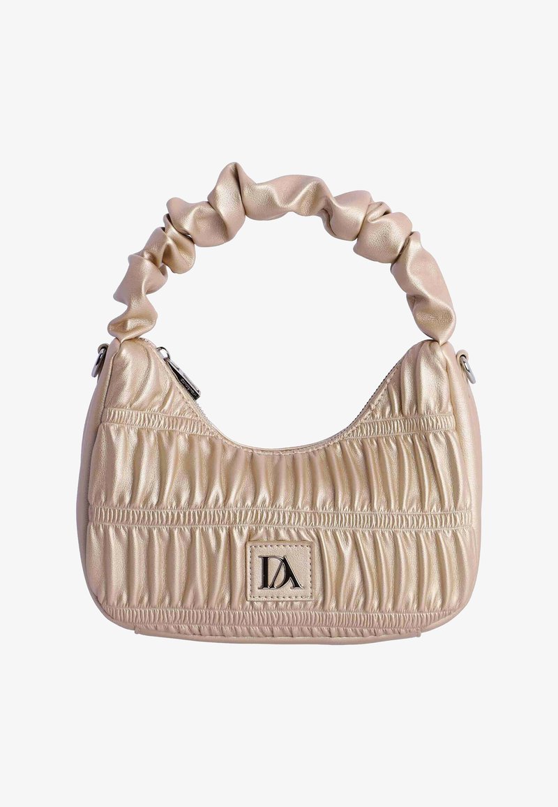 Bolso acolchado de color beige metálico con un diseño fruncido, un asa arrugada y un parche con el logo en la parte frontal. Detalle de cierre con cremallera plateada.
