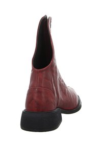 Roter Leder-Stiefelette mit strukturierter Oberfläche, abgerundeter Spitze und schwarzer Gummisohle; verfügt über eine breite Öffnung für einfaches An- und Ausziehen.
