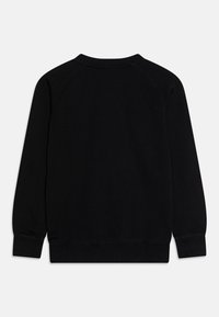 Svart hettegenser med ribbet rund hals, raglanermer og elastiske mansjetter og nederkant. Glatt tekstur uten synlige mønstre.