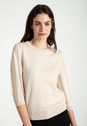 Helles beiges Strickpullover mit Dreiviertelärmeln, rundem Halsausschnitt und gerippten Akzenten an den Ärmelabschlüssen und dem Saum. Glatte Textur, schlichtes Design.