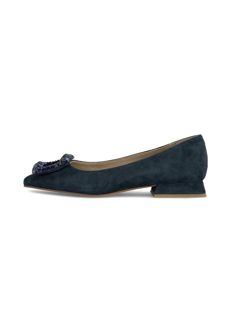 Scarpa flat in camoscio blu navy con punta affusolata e tacco bloccato basso. La parte superiore presenta un accento decorativo con perline e abbellimenti.