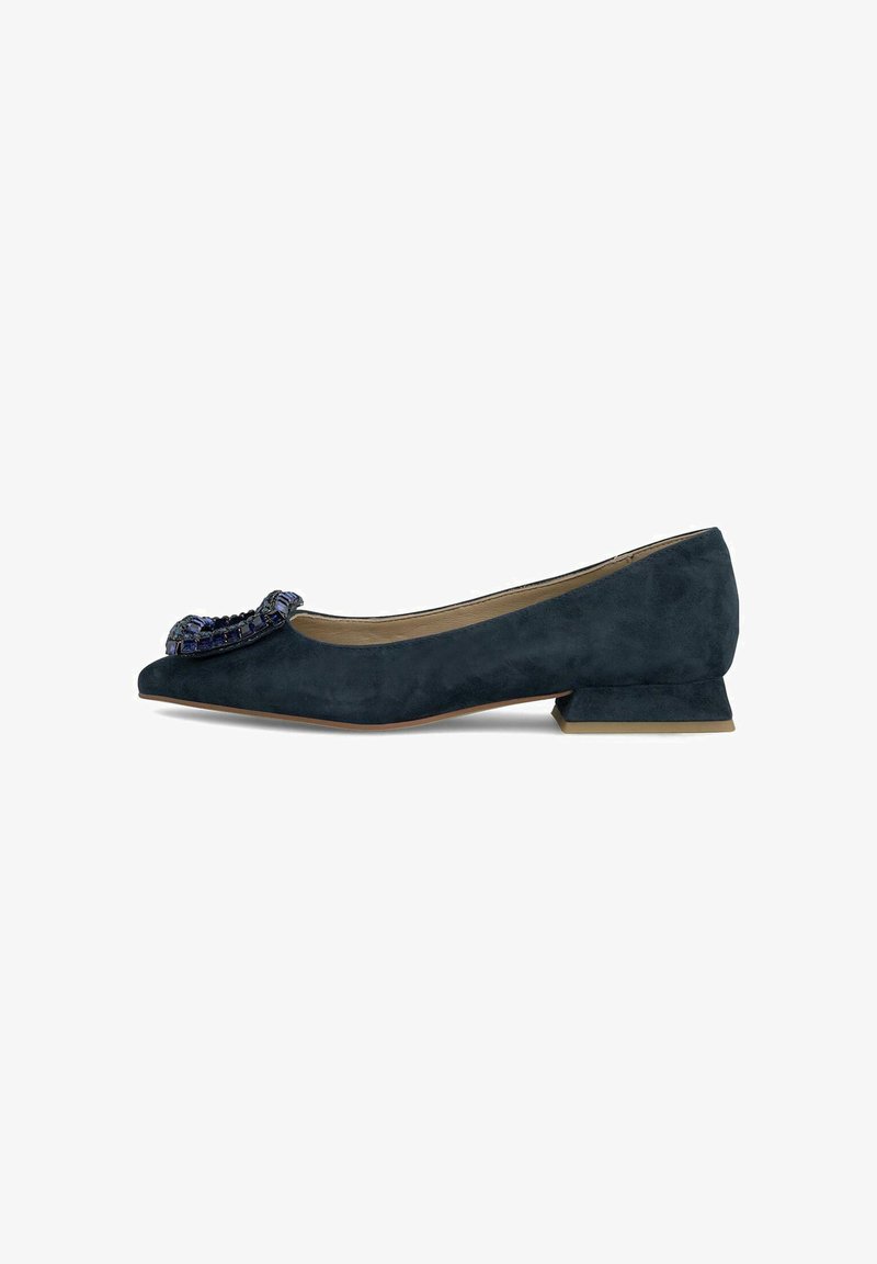 Zapato plano de ante azul marino con puntera afilada y un bajo tacón cuadrado. La parte superior presenta un acento decorativo con cuentas y adornos.