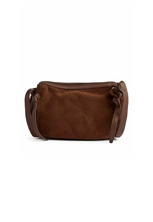 Borsa in suede marrone con chiusura a zip, tracolla in pelle liscia e un accento annodato su un lato. Forma compatta e rettangolare.