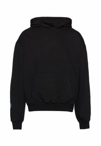Juodas medvilninis hoodie, su priekyje esančia kengūros kišenė, užsegamomis rankovėmis ir mėlynu logotipo akcentu ant kairės rankovės.