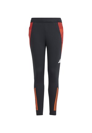 Schwarze Sporthosen mit roten Seitenpaneelen und orangen Streifen nahe den Knöcheln, versehen mit einem weißen Adidas-Logo auf dem Oberschenkel.