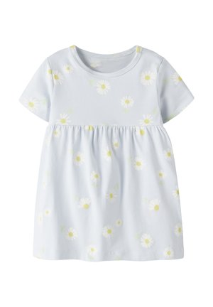 Vestido azul claro de manga corta para niño pequeño, con cintura fruncida y estampado de margaritas blancas con centros amarillos.