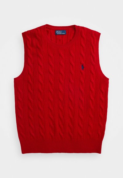 Pulover roșu fără mâneci, tricotat cu cabluri, realizat dintr-un material gros, având margini ribbed și un mic logo brodat pe partea stângă a pieptului.