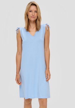 Hellblaues Kleid aus weichem Stoff, mit V-Ausschnitt, ärmellosem Design und gebundenen Akzenten an den Schultern. Glatte Textur.
