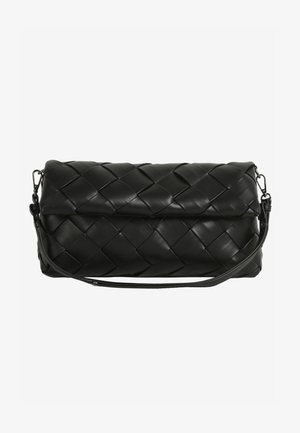 Pochette en cuir tressé noir avec une forme arrondie, fermeture à rabat et une bandoulière amovible. Texture lisse avec des motifs en relief.