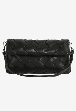Geantă plic din piele neagră țesută, cu formă rotunjită, închidere tip clapetă și curea de umăr detașabilă. Textură netedă cu modele în relief.