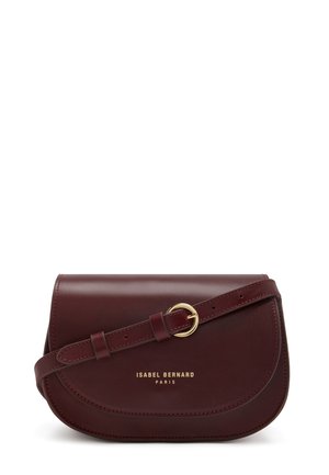 Mała ciemnobrązowa skórzana torba na ramię z zaokrągloną klapką, złotą klamrą na pasku oraz złotym tłoczonym napisem "Isabel Bernard Paris".