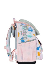 Zaino con tessuto a fantasia che presenta conigli colorati, una parte superiore grigia e soffice, dettagli rosa, tasche laterali in rete e spallacci regolabili.