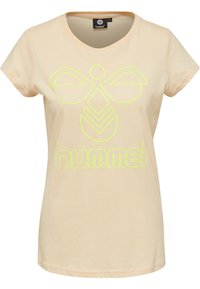 Camiseta de color melocotón claro hecha de algodón, con un estampado gráfico en amarillo neón de un logotipo estilizado y el texto "hummel" en el frente. Mangas cortas.