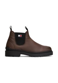 Botas Chelsea de cuero marrón con paneles laterales elásticos negros y tiradores. Suela resistente con superficie texturizada; pequeño parche con el logo en el costado.