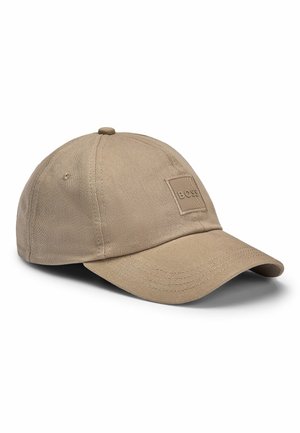 Beige Baumwoll-Baseballkappe mit gebogenem Schirm und gesticktem quadratischem Logo-Patch auf der Vorderseite.