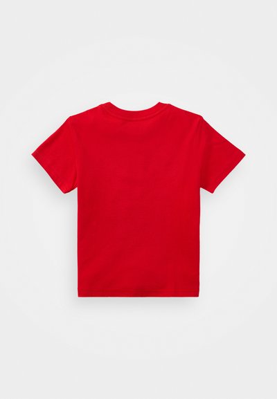 Camiseta infantil de manga corta roja lisa, colocada plana y mostrando la parte trasera sobre un fondo blanco.