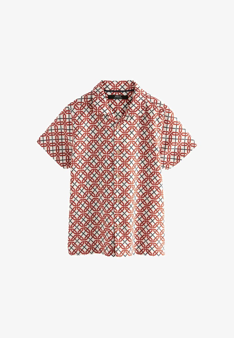 Camicia a maniche corte in tessuto avorio con un motivo geometrico rosso e nero, dotata di bottoni frontali e colletto.